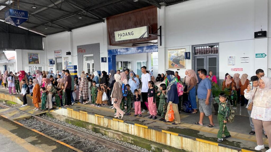 Antrian penumpang kereta api di Stasiun Padang. (dok. istimewa)