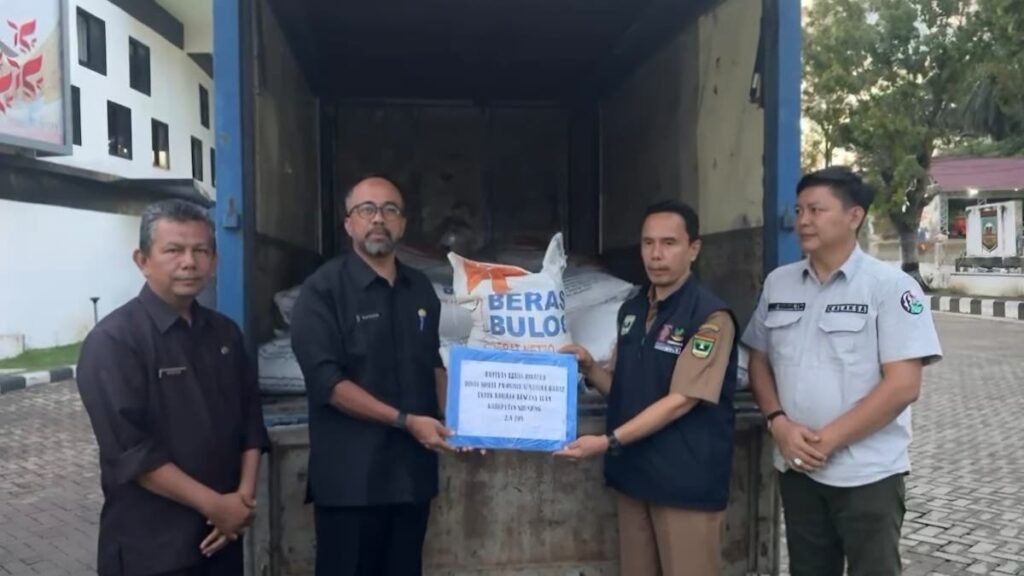 Bantuan Pemprov Sumbar disalurkan untuk masyarakat terdampak banjir di Sumpur Kudus, Kabupaten Sijunjung. (dok. adpsb)