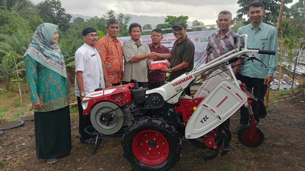 Bantuan hand traktor dari PT Semen Padang. (dok. istimewa)