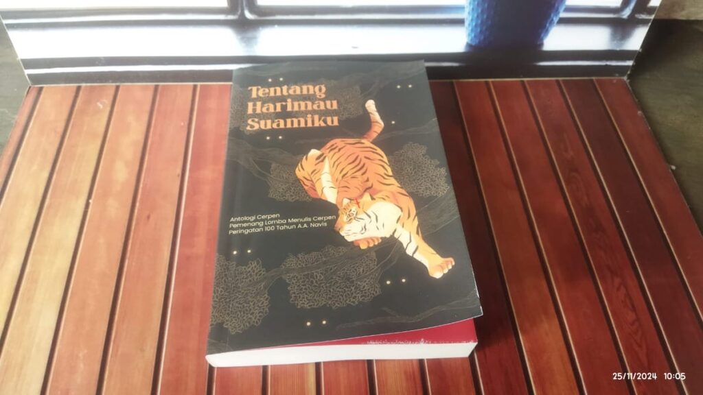 Buku Antologi cerpen "Tentang Harimau Suamiku" yang diluncurkan bertepatan dengan 100 Hari A.A. Navis. (dok. Radarsumbar)