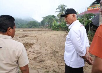 Mahyeldi Tinjau Dampak Banjir Bandang di Sijunjung