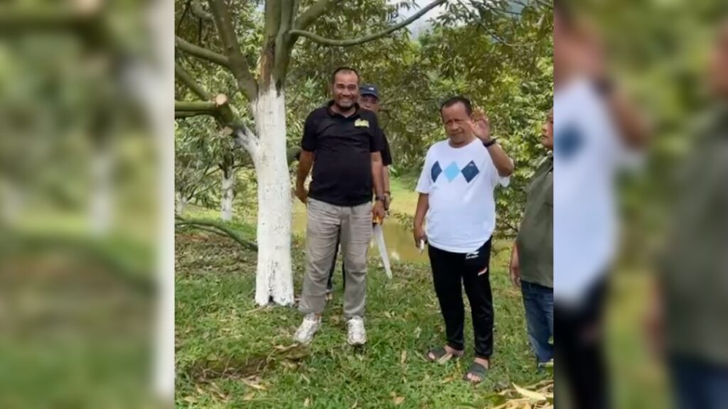 Irjen Pol (Purn) Syafrizal Ahiar bersama durian specialist Ike Rusman saat berada di ladang durian Musang King kawasan Lubuk Minturun, Kota Padang. (dok. tangkapan layar)