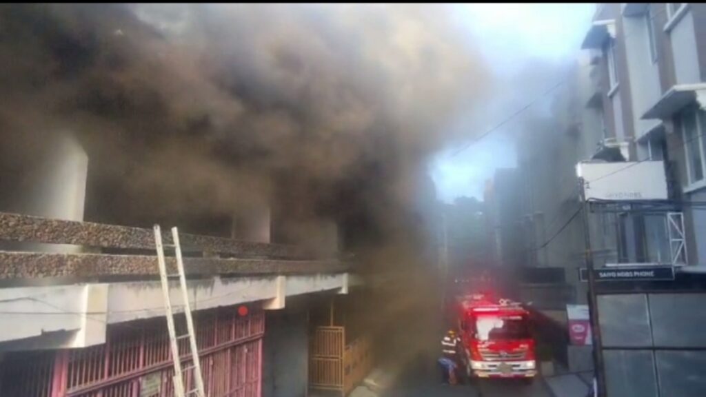 Kebakaran di komplek Nusantara Building, Pasar Raya Padang. (dok. istimewa)