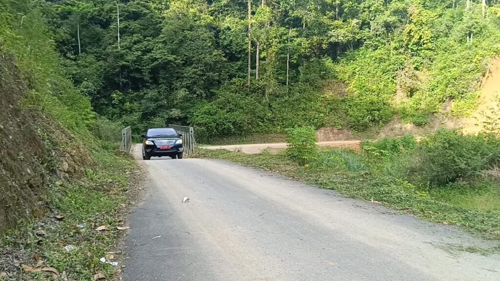 kendaraan operasional Pemprov Sumbar saat melintas jalur Alahan Panjang-Pessel. (dok. abdsb)