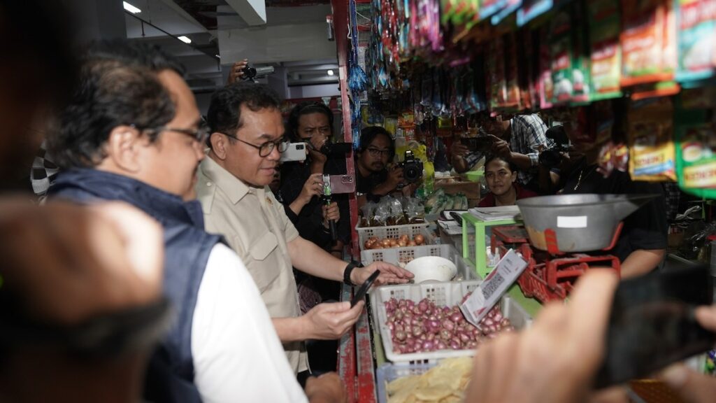 Mendag Budi saat memantau harga dan ketersediaan bapok di Pasar Gedhe, Jumat, (22/11/2024). (foto: Humas Kemendag)