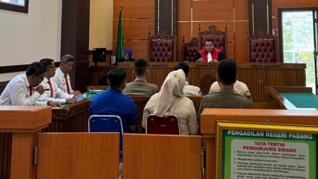 Pelanggar Perda jalani sidang tipiring di PN Padang. (dok. Humas Satpol PP Padang)