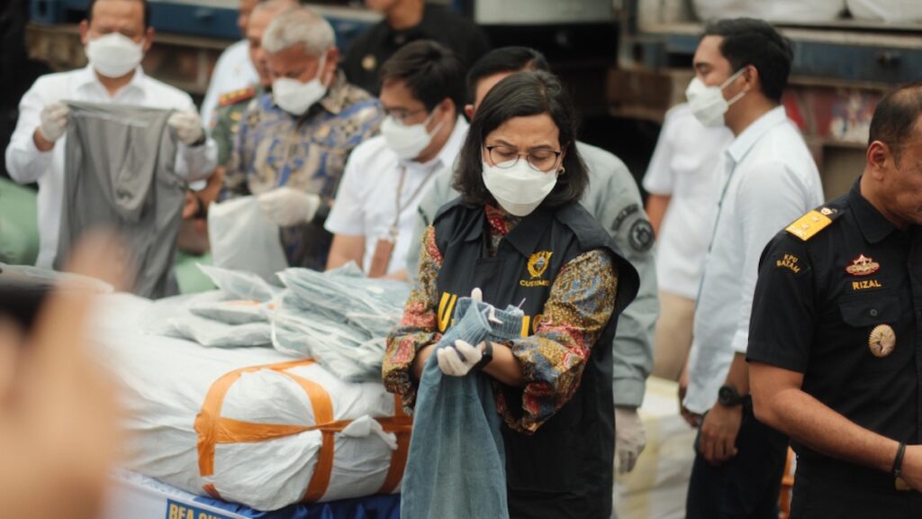 Menkeu Sri Mulyani saat melakukan pengecekan barang hasil sitaan bea cukai. (dok. infopublik)