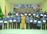 Gubernur Mahyeldi Serahkan Penghargaan dan Bonus bagi Anggota Korpri Sumbar Berprestasi