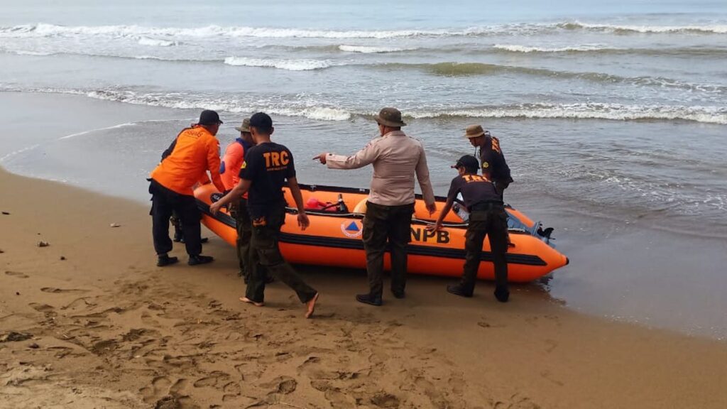 Persiapan BPBD dan tim gabungan melakukan pencarian remaja tenggelam di Pantai Pasir Jambak. (dok. istimewa)