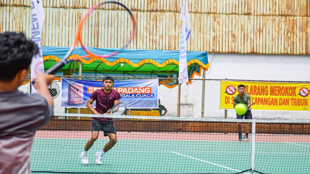 Pertandingan terakhir di Kejurnas Tenis Junior Semen Padang. (dok. Humas)