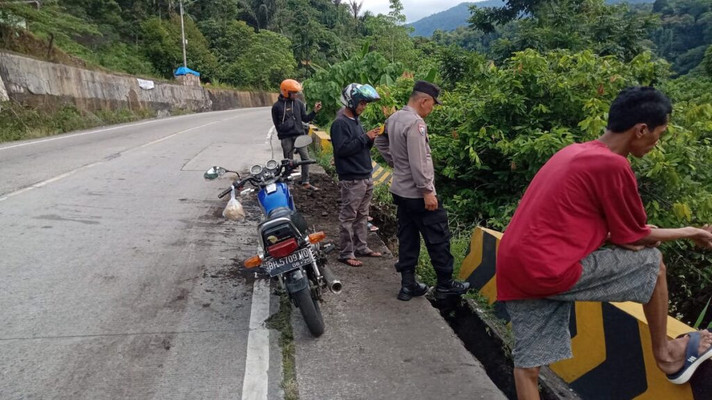 Polisi memeriksa lokasi truk jatuh di Lubuk Paraku, Kelurahan Indarung, Kecamatan Lubuk Kilangan, Kota Padang. (dok. istimewa)