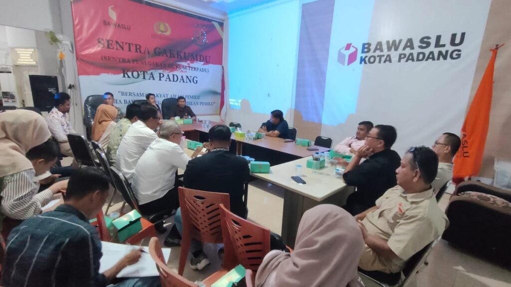 Rapat di Sentra Gakkumdu Padang jelang masa tenang Pilkada. (dok. infopublik)