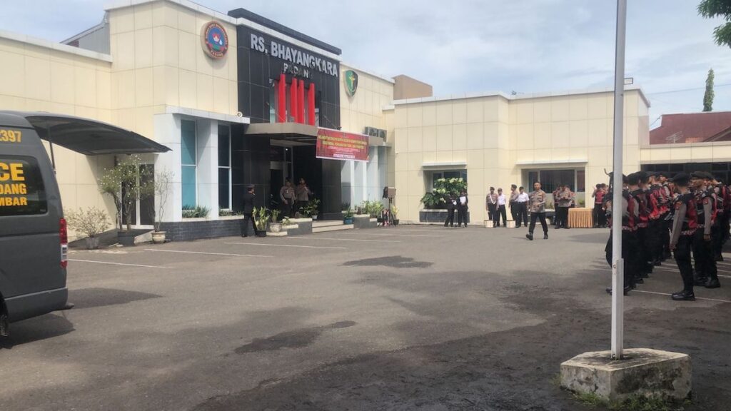 Suasana di depan RS Bhayangkara Polda Sumbar jelang pelepasan jenazah Kasat Reskrim Polres Solsel yang meninggal ditembak rekannya sesama Pamen. (dok. istimewa)