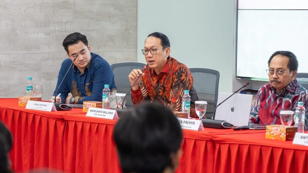 CEO Smartfren, Andrijanto Muljono dan jajaran Direksi saat memberikan keterangan pers terkait mergernya dengan XL Axiata. (dok. istimewa)