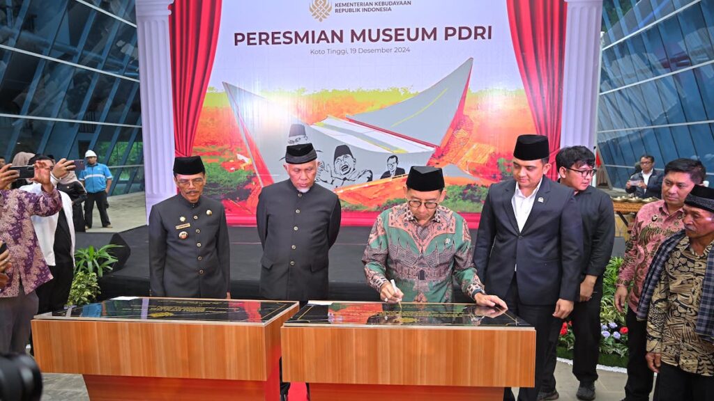 Menteri Kebudayaan Fadli Zon dan Gubernur Sumbar Mahyeldi resmikan museum PDRI. (dok. adpsb)