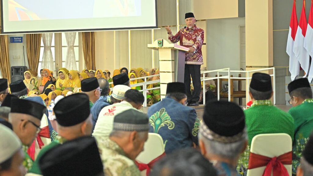 Gubernur Mahyeldi beri sambutan di acara Muhammadiyah. (dok. adpsb)