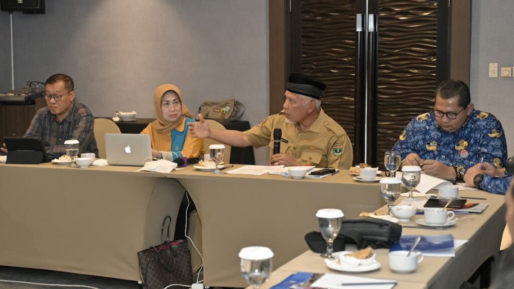 Gubernur Mahyeldi dan Ketua Dewan Pers saat diskusi IKP di Padang. (dok. adpsb)