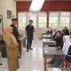 Gubernur Mahyeldi melihat prosesi pembuatan film Nia. (dok. adpsb)