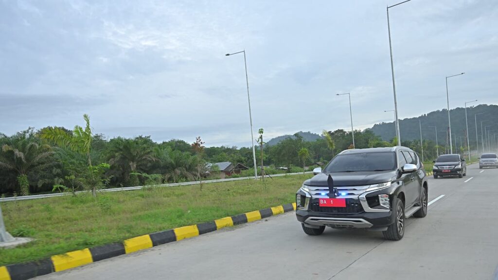 Gubernur Mahyeldi mencoba jalan Tol Padang-Sicincin. (dok. adpsb)