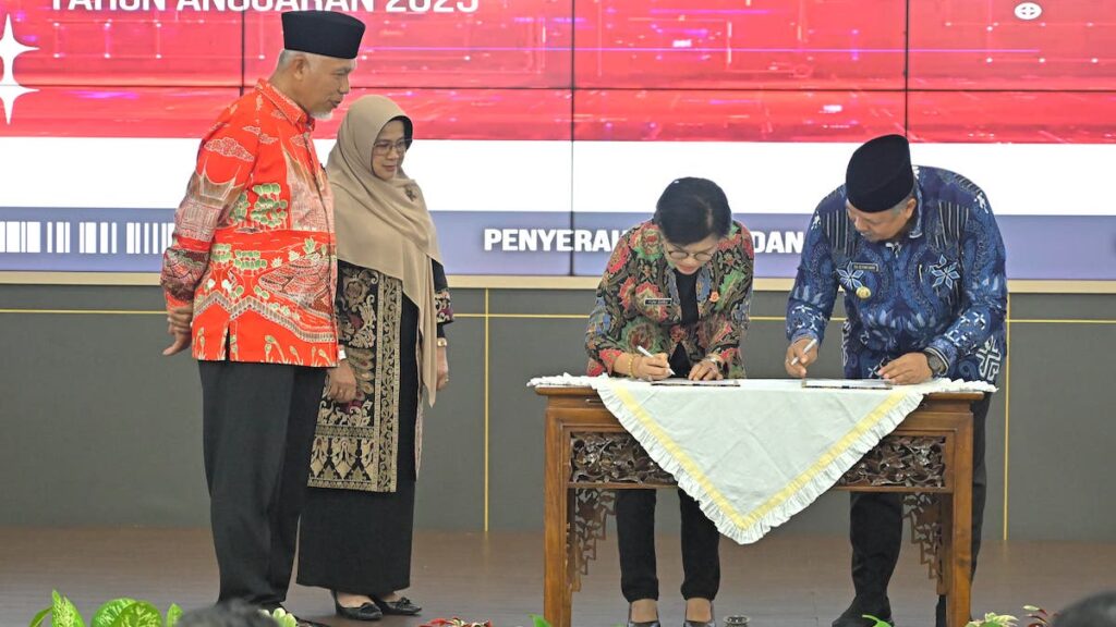 Gubernur Mahyeldi serahkan DIPA dan TKD 2025. (dok. adpsb)