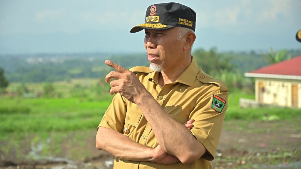 Gubernur Sumbar Mahyeldi meninjau kondisi terkini banjir di Pessel. (dok. adpsb)