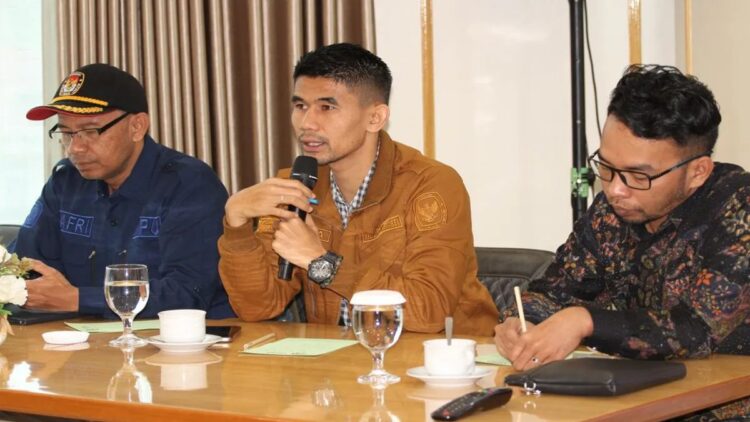 Komisioner Komisi Pemilihan Umum (KPU) Kota Bukittinggi saat jumpa pers terkait capaian partisipasi pemilih di Pilkada Bukittinggi 2024. (Antara/Al Fatah)
