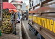 Dianggap Mengganggu Lalin, Pedagang Durian Ditertibkan Satpol PP Bukittinggi