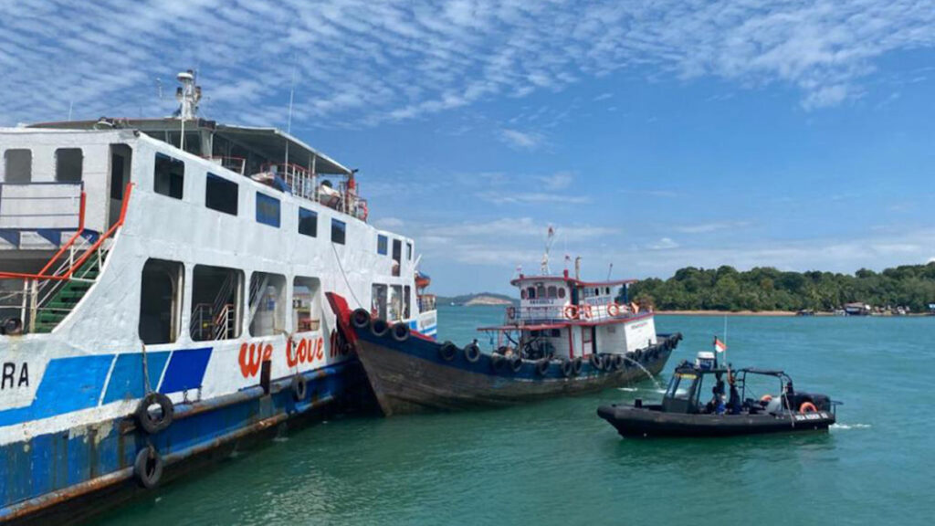 Tentara Nasional Indonesia Angkatan Laut (TNI AL), Pangkalan TNI AL (Lantamal) IV Batam, berhasil melakukan evakuasi cepat terhadap 122 penumpang dan 18 Anak Buah Kapal (ABK) yang berada di KMP Mulia Nusantara, kapal yang terbakar di perairan Telaga Punggur, Batam, Rabu, (25/12/2024). (Foto. tnial.mil.id)