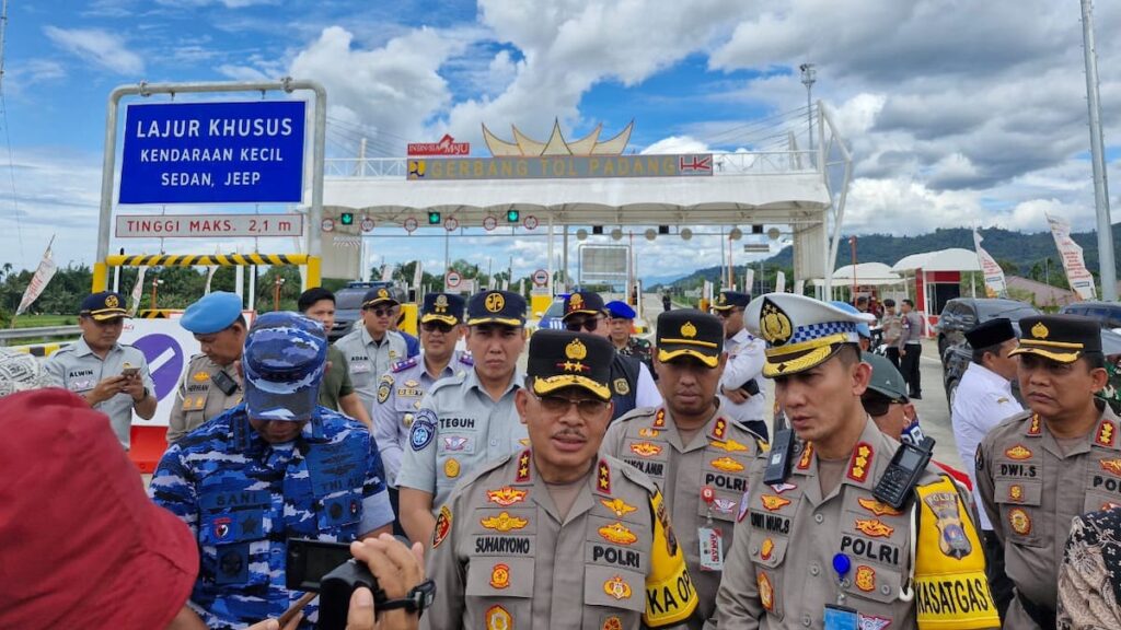 Kapolda Sumbar, Irjen Pol Suharyono diwawancarai wartawan usai kunjungan ke Tol Padang-Sicincin, Jumat. (dok. Humas)