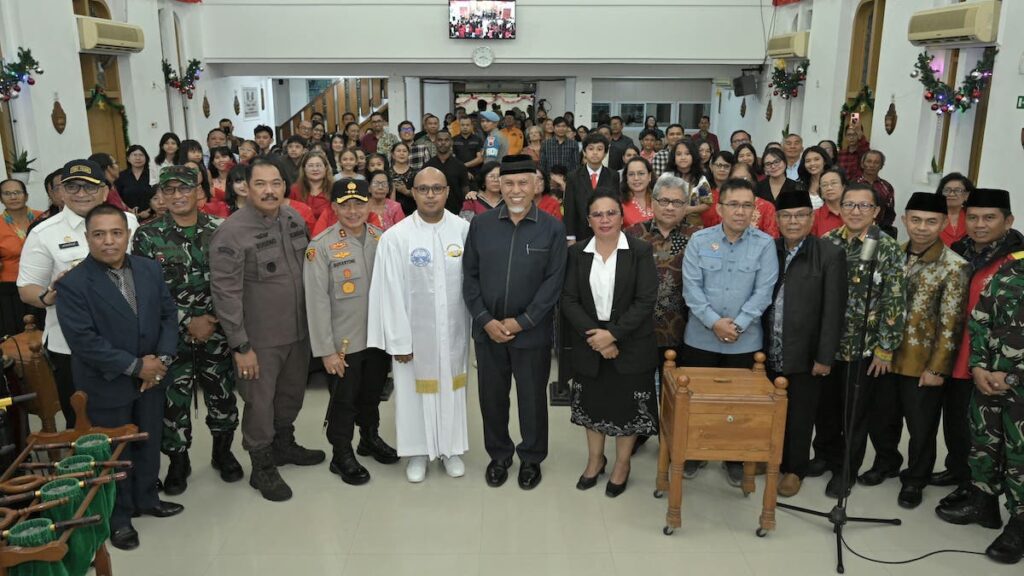 Gubernur Mahyeldi dan jajaran Forkopimda tinjau gereja saat malam Natal. (dok. adpsb)