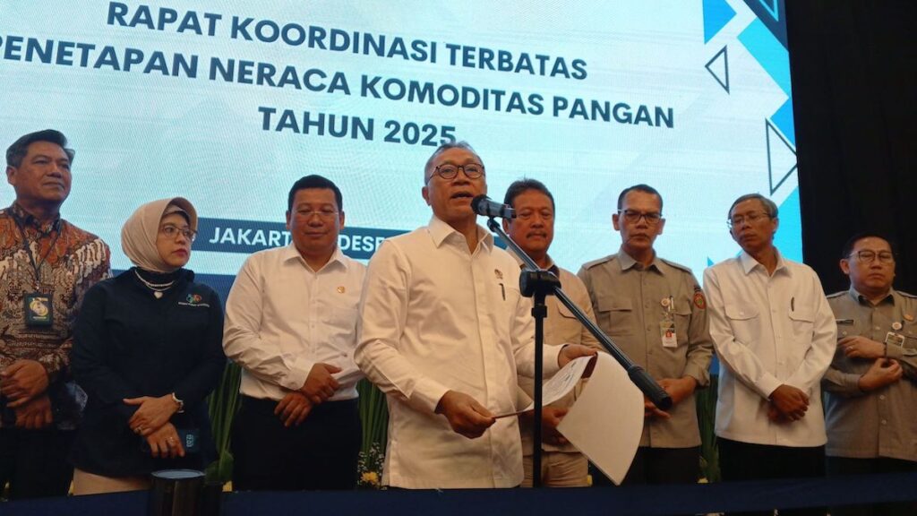 Menko Bidang Pangan Zulkifli Hasan saat menyampaikan pernyataan pers nya seusai menggelar Rapat Koordinasi Terbatas terkait Penetapan Neraca Komoditas Pangan 2025 bersama beberapa pejabat di lingkungan bidang Pangan di Graha Mandiri, Jakarta, pada Senin (9/12/2024). (Foto: InfoPublik/Farizzy Adhy)