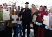 Serahkan Sertifikat Elektronik ke Rumah Warga Manggar Kota Balikpapan, Menteri Nusron Pastikan Tidak Ada Hambatan pada PTSL