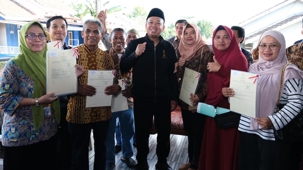 Menteri ATR/BPN Nusron Wahid serahkan sertifikat untuk warga. (dok. ATR/BPN)