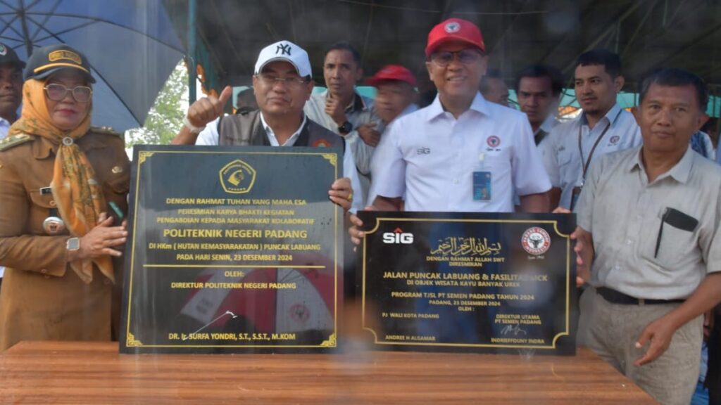 PT Semen Padang Dukung Infrastruktur HKm Puncak Labuang dan MCK Objek Wisata Kayu Banyak Urek di Kelurahan Limau Manis. (dok. Humas)