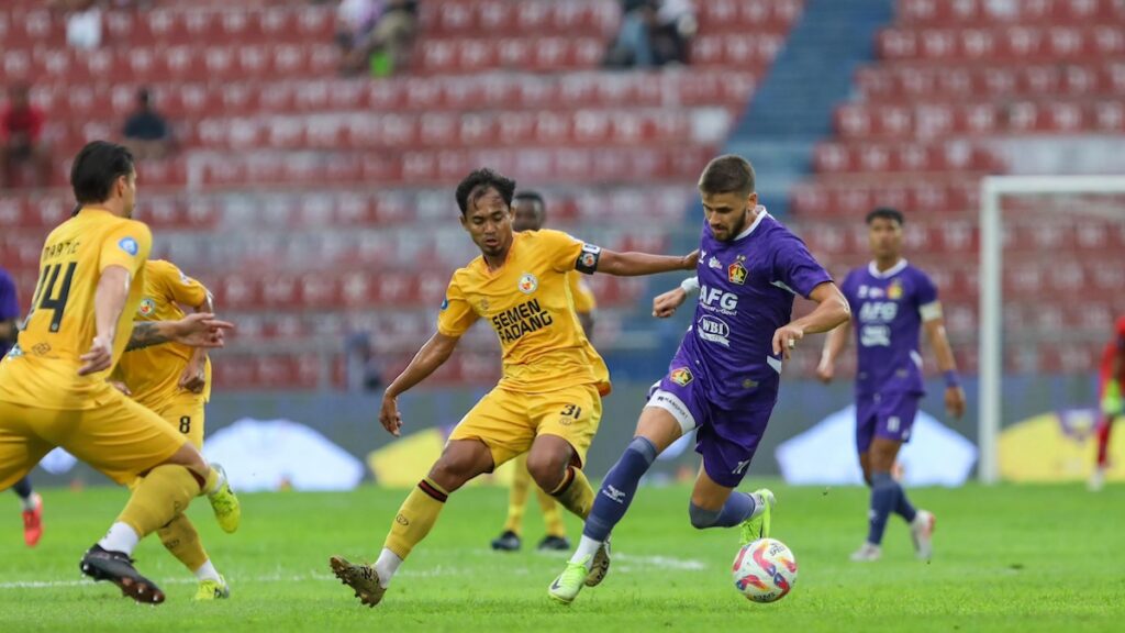 Pemain Semen Padang FC berebut bola dengan pemain Persik Kediri. (dok. istimewa)