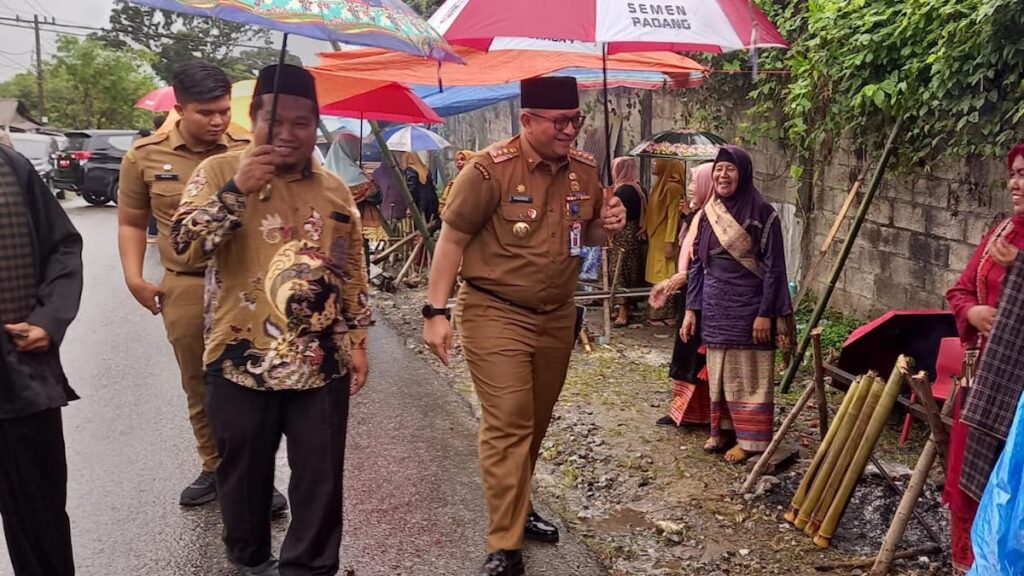 Pj Wali Kota Padang melihat tradisi malamang di Limau Manis Selatan. (dok. infopublik)