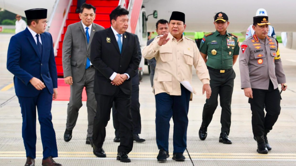 Presiden Prabowo Subianto tiba di Pangkalan TNI AU Halim Perdanakusuma, Jakarta, pada Senin, 23 Desember 2024, sekitar pukul 10.45 WIB. (Foto: BPMI Setpres/Cahyo)