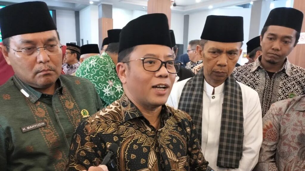 Direktur Jenderal pada Direktorat Jenderal Bimbingan Masyarakat Islam Kementerian Agama, Kamaruddin Amin saat diwawancarai di Padang, Rabu (11/12/2024). (ANTARA/Muhammad Zulfikar)