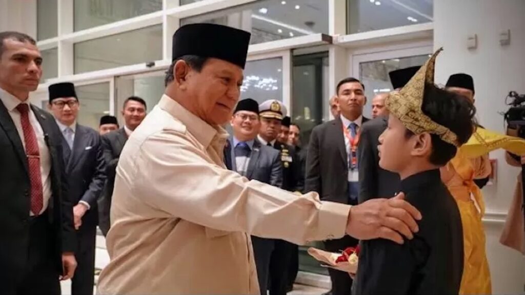 Siswa SD di Kairo sambut Presiden Prabowo pakai baju Minang. (dok. PCO)