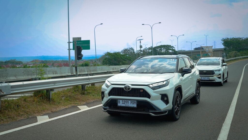 Toyota RAV4 PHEV dan Innova Zenix HEV. (dok. istimewa)