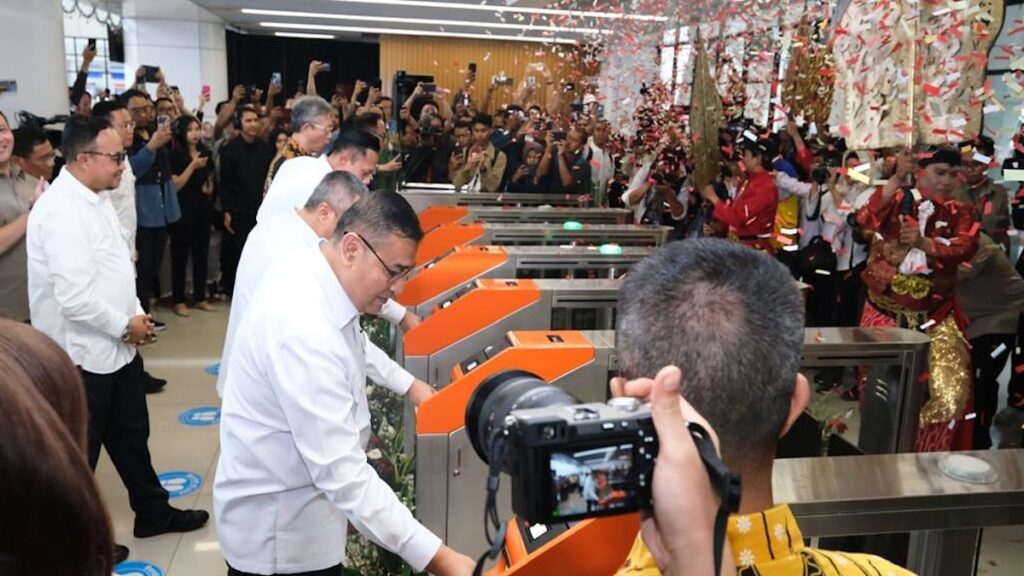 Wamen ATR/BPN, Ossy Dermawan hadir dalam peresmian Stasiun Whoosh baru. (dok. ATR/BPN)