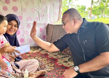 Bantu Penjaga Kolam Ikan di Padang, Andre Rosiade Tekankan Pentingnya Sekolah Anak