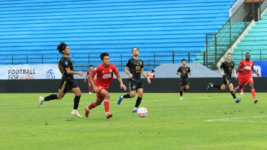 Wonderkid Semen Padang FC Gala Pagamo saat melewati pemain belakang PSIS Semarang. (dok. MO SPFC)