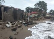 10 Rumah dan Satu SD Terancam Abrasi di Pesisir Selatan