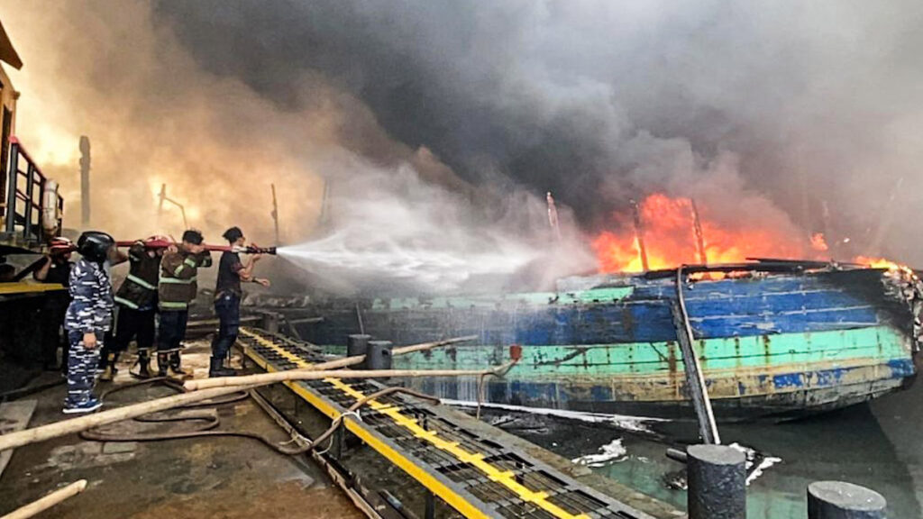 Kebakaran hebat yang melanda lebih dari 15 kapal nelayan di Pelabuhan Pelindo, Tegalsari, Kota Tegal, Jawa Tengah, Jumat (27/12/2024). (Foto. tni.mil.id)