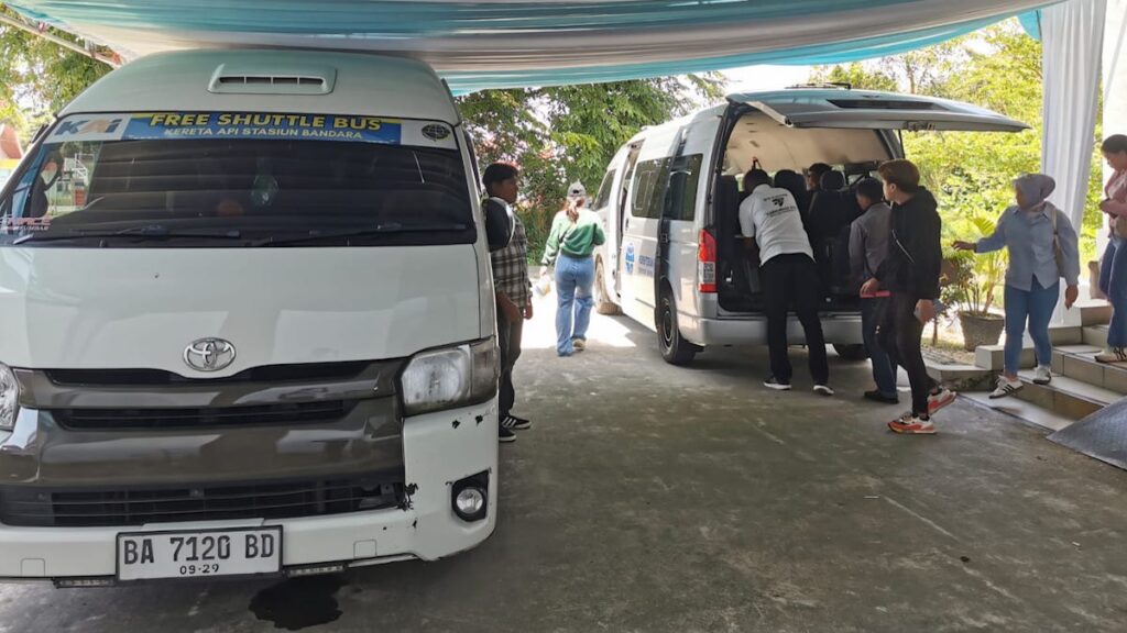 Mobil Shuttle gratis yang disiapkan di Stasiun BIM menuju ke lobi bandara. (dok. Humas KAI)