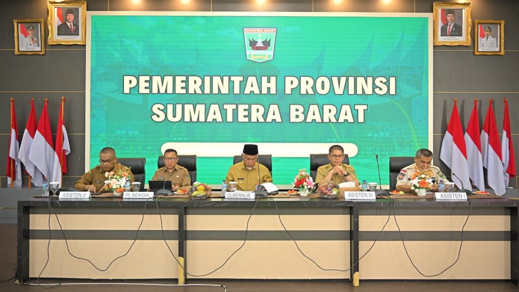 Gubernur Mahyeldi bersama Pj Sekda dan Asisten 1, 2 dan 3 saat rapat bahas capaian 2024. (dok. adpsb)