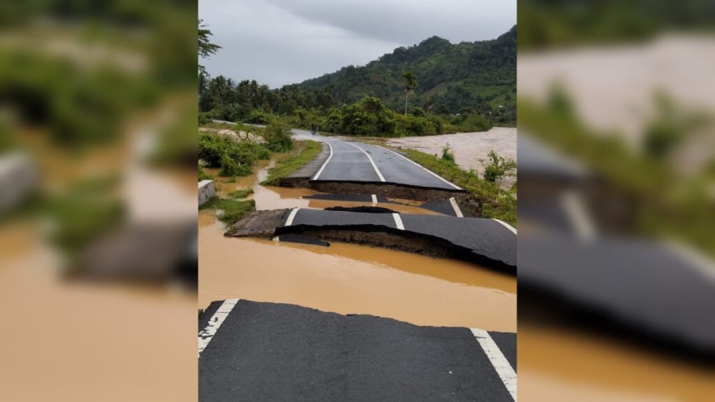 Jalan putus karena banjir di Kabupaten Pessel. (dok. BPBD Pessel)