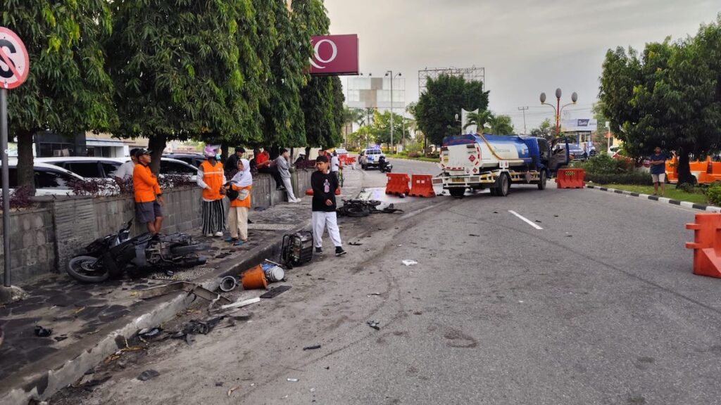 Kecelakaan antara mobil pertamina dan dua motor. (dok. tangkapan layar)