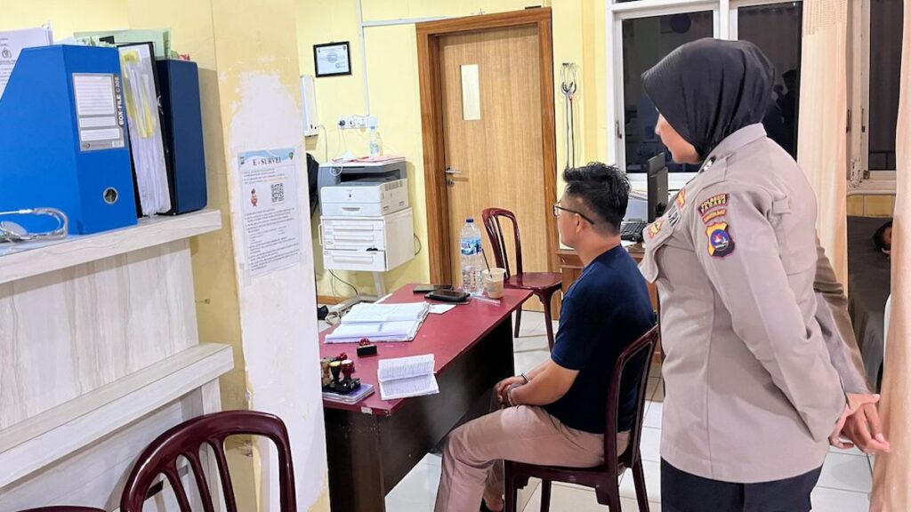 Pendamping asrama yang diduga melakukan tindakan asusila terhadap tiga siswa laki-laki di SMP Maria Padang diperiksa intensif oleh tim PPA Polresta Padang. (dok. istimewa)